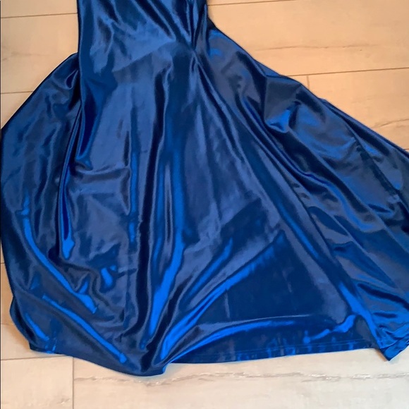 Elegant Blue Satin Backless Maxi Dress with Train - Picture 7 of 7